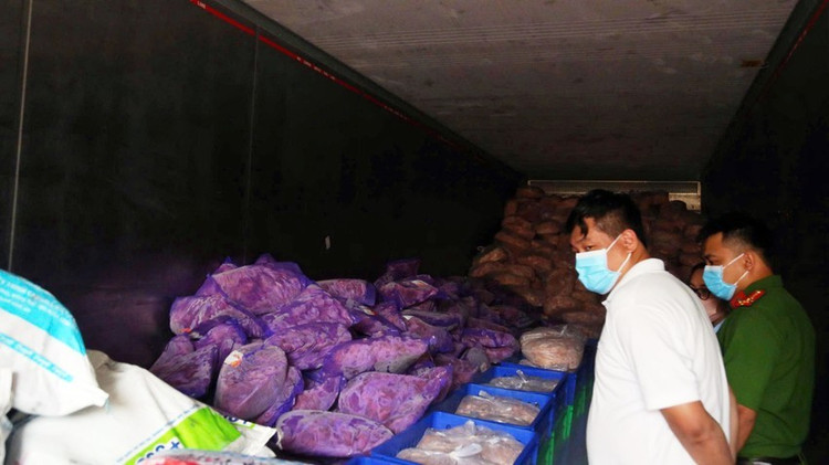 Hơn 11 tấn thịt động vật không rõ nguồn gốc, hết hạn sử dụng chuẩn bị được tuồn vào nhà hàng, quán ăn. Ảnh CA Hơn 11 tấn thịt động vật không rõ nguồn gốc, hết hạn sử dụng chuẩn bị được tuồn vào nhà hàng, quán ăn. Ảnh CA