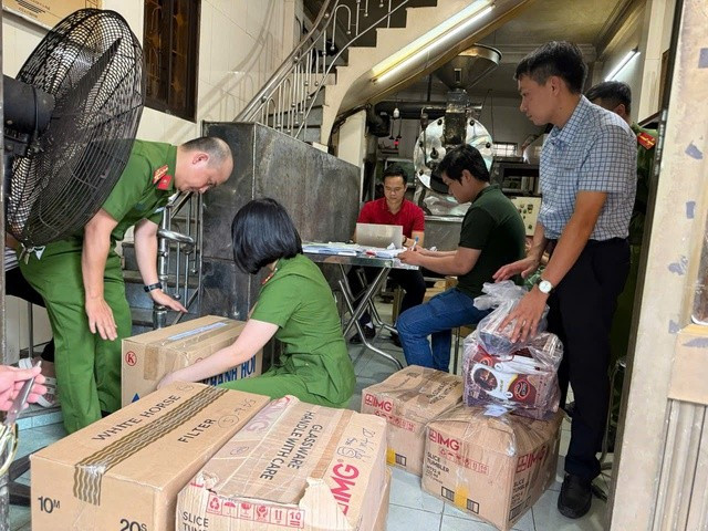 Cơ quan chức năng kiểm tra cơ sở của bà Phước/Ảnh CA Cơ quan chức năng kiểm tra cơ sở của bà Phước/Ảnh CA