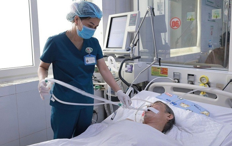 Điều dưỡng Phan Thị Thúy Hòa từng tham gia cấp cứu nhiều bệnh nhân nên chị rất tự tin khi trực tiếp xử trí tình huống/Nguồn nhandan.vn Điều dưỡng Phan Thị Thúy Hòa từng tham gia cấp cứu nhiều bệnh nhân nên chị rất tự tin khi trực tiếp xử trí tình huống/Nguồn nhandan.vn