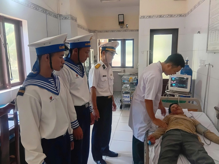 Ngư dân bị đột quỵ được đưa lên đảo Trường Sa cấp cứu/ Ảnh VOV Ngư dân bị đột quỵ được đưa lên đảo Trường Sa cấp cứu/ Ảnh VOV