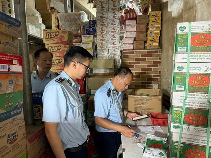 Phát hiện nhiều thực phẩm không rõ nguồn gốc tại cửa hàng kinh doanh Tính Liễu. 1-9262.jpg