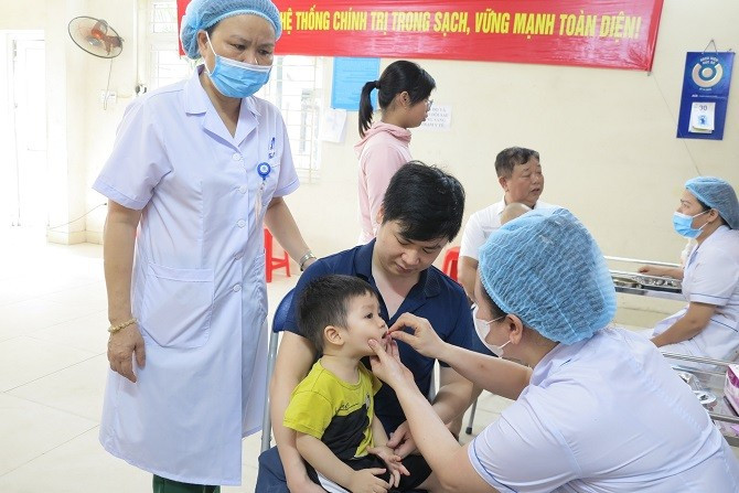 Cho trẻ uống bổ sung vitamin A trong Ngày vi chất dinh dưỡng để phòng chống thiếu vi chất ở trẻ dưới 5 tuổi. Ảnh SYT Cho trẻ uống bổ sung vitamin A trong Ngày vi chất dinh dưỡng để phòng chống thiếu vi chất ở trẻ dưới 5 tuổi. Ảnh SYT
