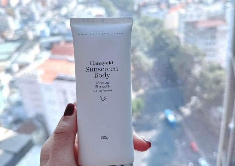 Kem chống nắng của công ty chồng Đoàn Di Băng bị buộc thu hồi trên toàn quốc. Ảnh: Hanayuki. 11-1653.jpg