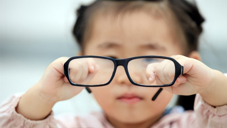 Cận thị là tật ở mắt, thường gặp ở lứa tuổi trẻ em. Ảnh minh họa/Internet Cận thị là tật ở mắt, thường gặp ở lứa tuổi trẻ em. Ảnh minh họa/Internet