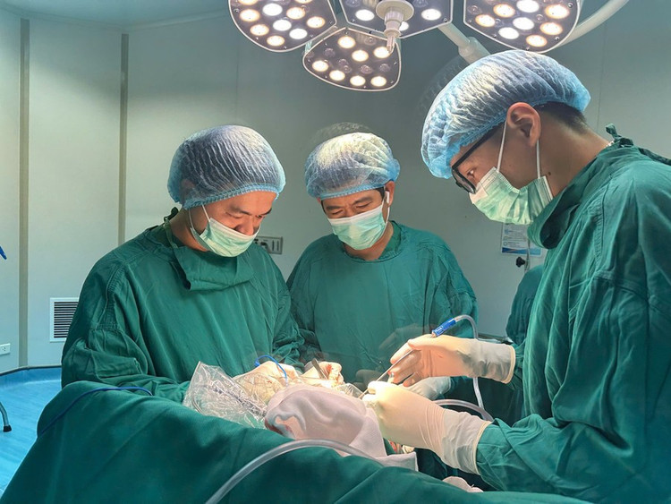 Bác sĩ thực hiện ca phẫu thuật phức tạp để giành lại sự sống cho bệnh nhân. Ảnh BV
