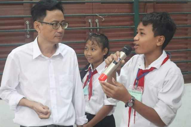 Lãnh đạo CDC Khánh Hòa tuyên truyền cách phòng bệnh sốt xuất huyết cho học sinh ở địa phương/Ảnh SKĐS. Lãnh đạo CDC Khánh Hòa tuyên truyền cách phòng bệnh sốt xuất huyết cho học sinh ở địa phương/Ảnh SKĐS.
