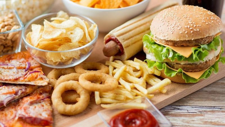 Lạm dụng thực phẩm đóng hộp, thức ăn nhanh cũng là thói quen cần tránh để phòng ngừa ung thư. Ảnh minh hoạ/ Internet Lạm dụng thực phẩm đóng hộp, thức ăn nhanh cũng là thói quen cần tránh để phòng ngừa ung thư. Ảnh minh hoạ/ Internet