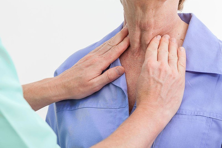 Dấu hiệu u tuyến giáp khi nhỏ thường không có triệu chứng gì người bệnh thường không để ý tới và vô tình phát hiện qua khám sức khỏe. Ảnh minh họa/Internet Dấu hiệu u tuyến giáp khi nhỏ thường không có triệu chứng gì người bệnh thường không để ý tới và vô tình phát hiện qua khám sức khỏe. Ảnh minh họa/Internet