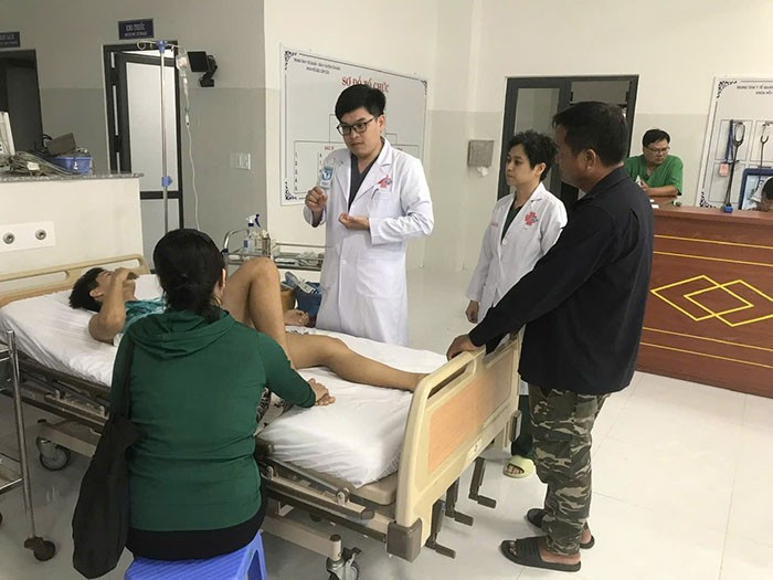 BS.CKII Vũ Khương An (Bệnh viện Bình Dân) đang tư vấn cho người bệnh Đ.P.T. (15 tuổi) và phụ huynh người bệnh. Ảnh BV