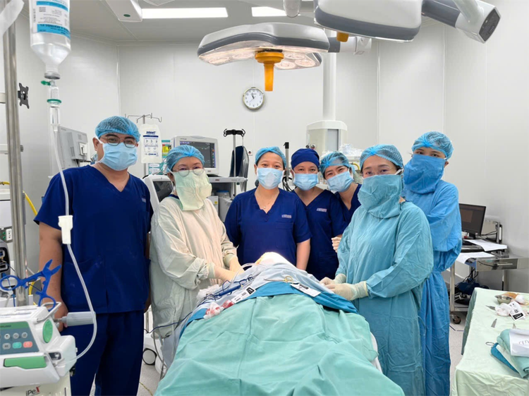 Bác sĩ Bệnh viện Nhi Đồng 1 kết hợp liên chuyên khoa phẫu thuật cho bé trai bị chó cắn. Ảnh BV Bác sĩ Bệnh viện Nhi Đồng 1 kết hợp liên chuyên khoa phẫu thuật cho bé trai bị chó cắn. Ảnh BV