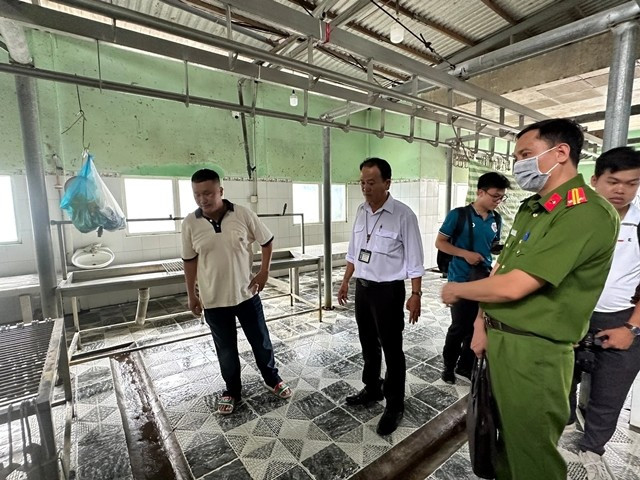 Đoàn kiểm tra cơ sở giết mổ heo gia công cho Công ty C.P. Việt Nam có địa chỉ tại xã Long Thạnh, huyện Phụng Hiệp, tỉnh Hậu Giang vào ngày 2/6. Ảnh: Tạ Quang 2.jpg