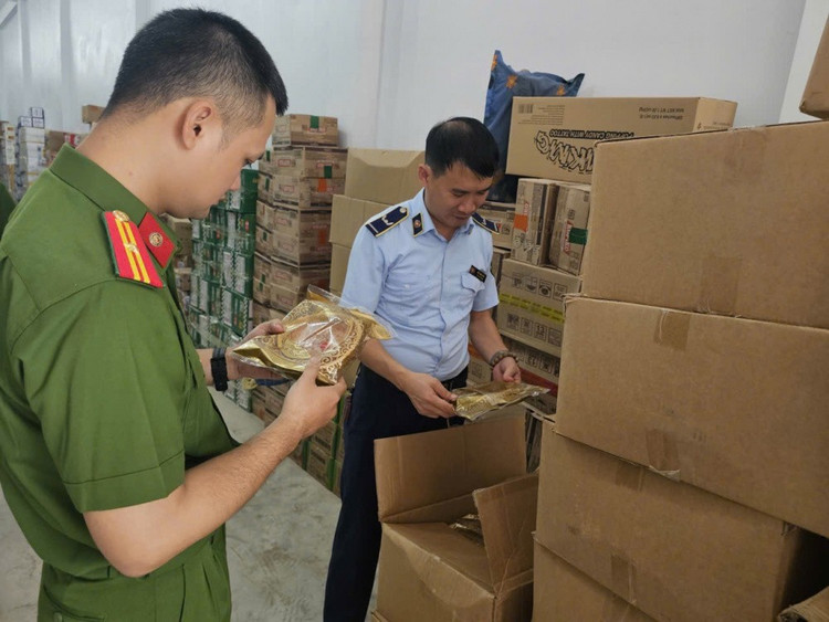 Lực lượng chức năng Hà Nội đang kiểm tra hàng hóa vi phạm. Ảnh tapchicongthuong.vn Lực lượng chức năng Hà Nội đang kiểm tra hàng hóa vi phạm. Ảnh tapchicongthuong.vn
