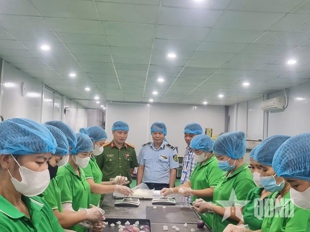 Đội Quản lý thị trường số 24 và lực lượng chức năng xã Sơn Đồng kiểm tra quy trình làm bánh Trung thu tại Công ty cổ phần Thực phẩm sức khỏe Baker Baking Food. Ảnh QĐND Đội Quản lý thị trường số 24 và lực lượng chức năng xã Sơn Đồng kiểm tra quy trình làm bánh Trung thu tại Công ty cổ phần Thực phẩm sức khỏe Baker Baking Food. Ảnh QĐND