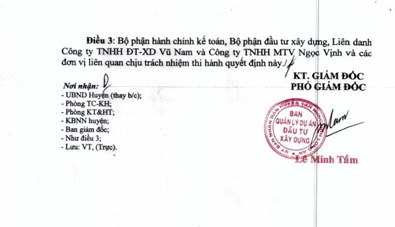 Phó Giám đốc Ban QLDA Tân Hưng - ông Lê Minh Tầm đã ký Quyết định phê duyệt liên danh Công ty TNHH ĐT - XD Vũ Nam và Công ty TNHH MTV Ngọc Vịnh trúng thầu với giá 6.600.000.000 đồng. Nguồn: MSC 19.jpg