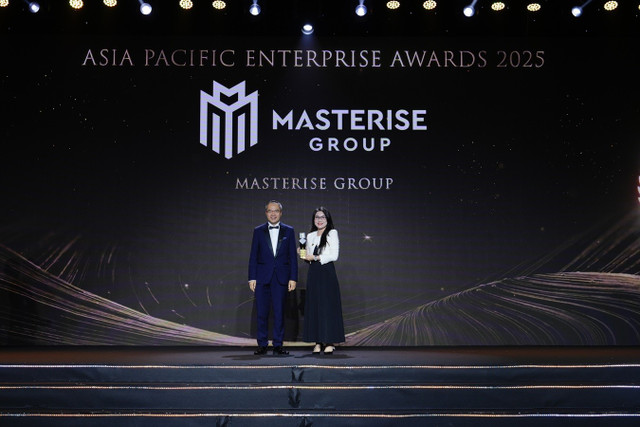 Đại diện Masterise Group nhận giải thưởng Corporate Excellence Award tại lễ trao giải Asia Pacific Enterprise Awards 2025 hinh1.jpg