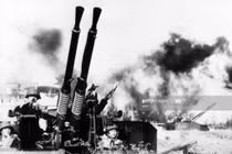 Ảnh hiếm: Hà Nội kiên cường 12 ngày đêm chống B-52 Mỹ năm 1972