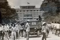 Chùm ảnh Sài Gòn sau khi Dương Văn Minh đọc tuyên bố đầu hàng