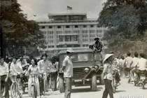 Chùm ảnh Sài Gòn sau khi Dương Văn Minh đọc tuyên bố đầu hàng