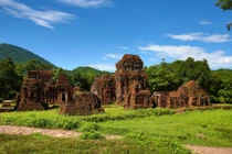 Vẻ mê hoặc của Thánh địa Mỹ Sơn qua ống kính khách Tây