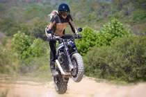 Mẫu Tây “nài cứng” siêu xế độ MV Agusta scrambler