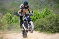 Mẫu Tây “nài cứng” siêu xế độ MV Agusta scrambler