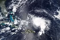 Tổng thống Trump hủy đi nước ngoài, ở lại “đấu” siêu bão