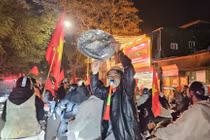 Người dân “đi bão” mừng tuyển Việt Nam vô địch theo cách độc lạ