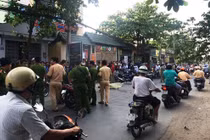Hai ông già vật nhau ngoài đường, một người bị xe tông chết