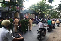 Hai ông già vật nhau ngoài đường, một người bị xe tông chết