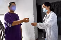 Lấy lý do đến thăm cháu trai, bố mẹ chồng cũ làm chuyện gây sốc 