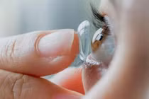 Cô gái bị gà mổ vào mắt khi nằm lên ghế sofa chụp ảnh tự sướng