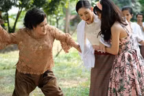 Vừa đi công tác xa về đã bị mẹ chồng đóng sẵn đồ đuổi đi 