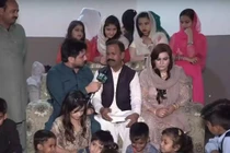 Lấy vợ trẻ ở tuổi gần 60 vì bị các con gái giục