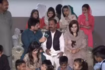 Lấy vợ trẻ ở tuổi gần 60 vì bị các con gái giục