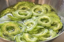 Thêm vài giọt này, mướp đắng giòn ngon hơn gấp bội