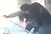 Chồng lộ bản tính ki bo, bạo lực khi cùng vợ đi mua điện thoại