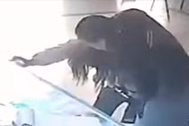 Chồng lộ bản tính ki bo, bạo lực khi cùng vợ đi mua điện thoại