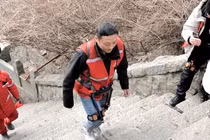 Phăng phăng chinh phục núi Thái Sơn nhờ "khung xương" di động 