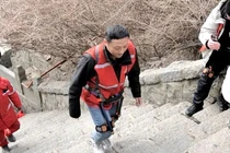 Phăng phăng chinh phục núi Thái Sơn nhờ "khung xương" di động 