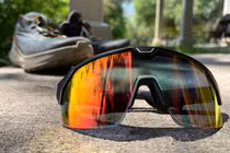 Sốt xình xịch kính râm thông minh, chạm là đổi màu ảo diệu 