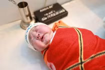 Em bé mang thai hộ đầu tiên chào đời khỏe mạnh