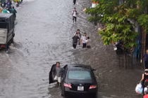 Biên Hòa: Mưa lớn ngập nặng, cả trăm học sinh mắc kẹt