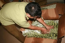 Bệnh tật vào mình vì bao cao su giả... bán theo kg