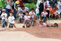 Ảnh siêu đáng yêu: Cua-rơ nhí đua xe đạp địa hình