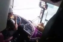 Bị sa thải vì vừa ăn mì vừa lái xe: Tài xế nói gì?