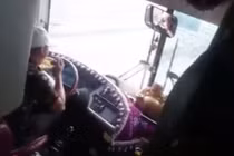 Bị sa thải vì vừa ăn mì vừa lái xe: Tài xế nói gì?