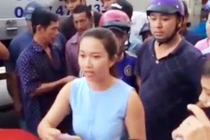 Hai cô gái truy giấy tờ tuần tra của CSGT khi bị kiểm tra xe