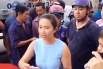 Hai cô gái truy giấy tờ tuần tra của CSGT khi bị kiểm tra xe