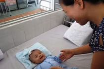 Bé bị đâm thấu sọ cười toe trong ngày xuất viện