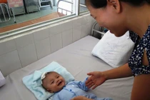 Bé bị đâm thấu sọ cười toe trong ngày xuất viện